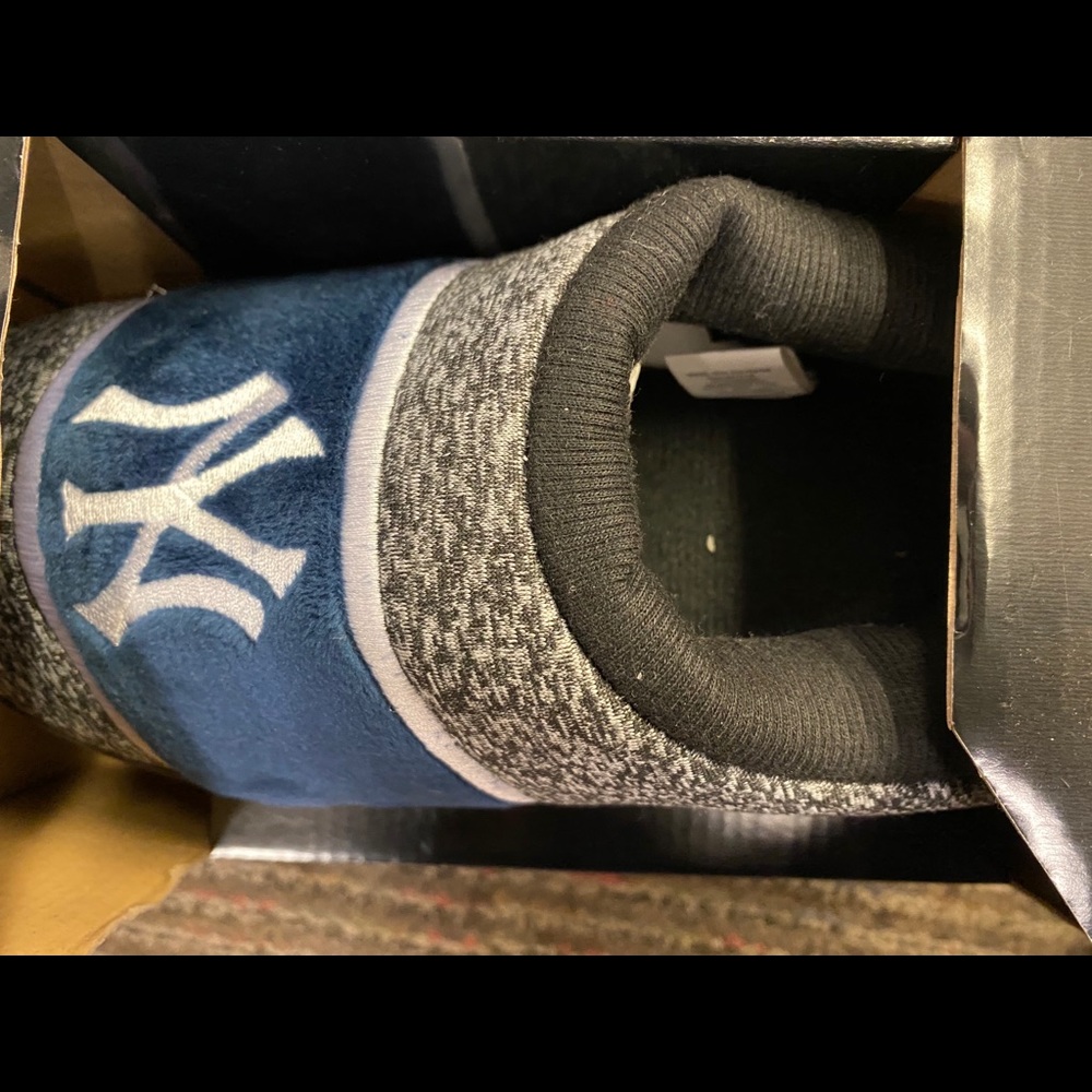 New York Yankee Men’s  SLIPPER - size 7-8